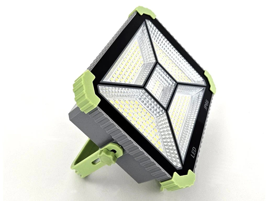 Solarni reflektor sa odvojenim panelom